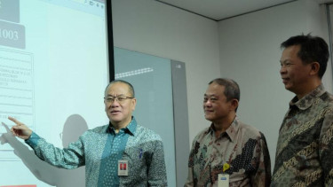 Presidir BCA Roni Haslim (kiri) Direktur BCA Finance Amirdin Halim (kanan).