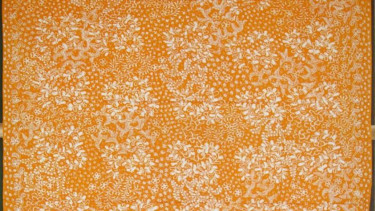 Penggunaan kain batik.