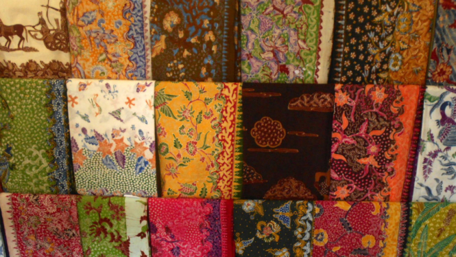 Ilustrasi pakaian batik.