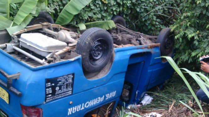 Angkot terjuan dibawa ABG di Depok