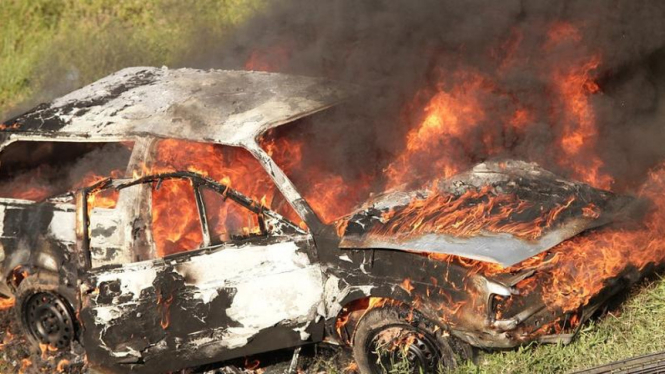 Ilustrasi mobil terbakar.