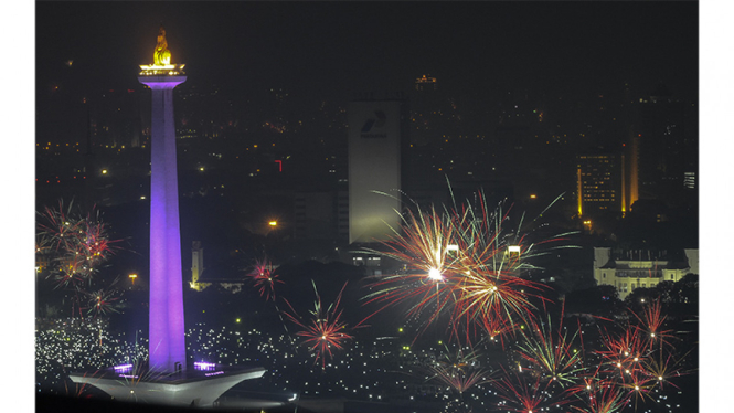 Meriahnya acara peluncuran kembang api di Monas saat pergantian tahun 2016. Namun tidak akan ada acara serupa pada Malam Tahun Baru 2017.
