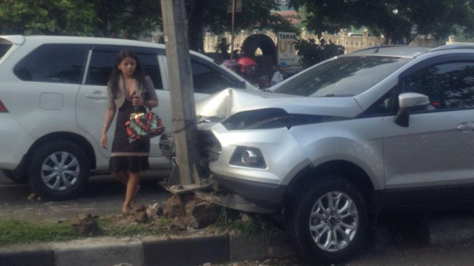 Mobil Ini Nangkring di Lampu Merah usai Ditinggal Pengemudi
