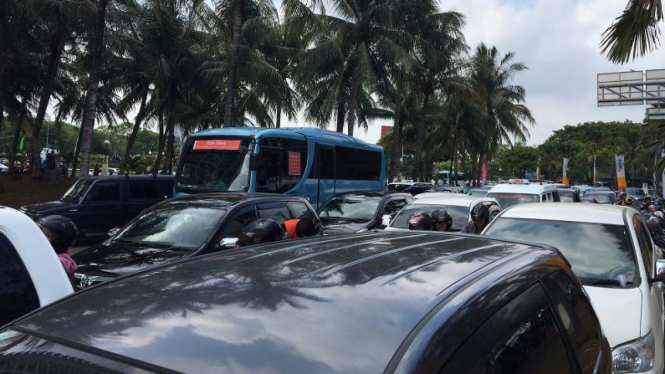 Macet di kawasan wisata Ancol.