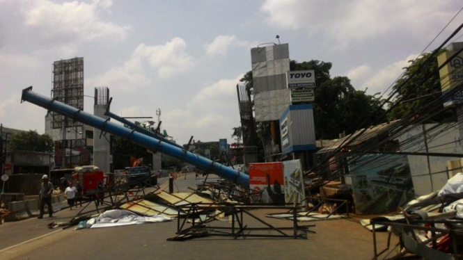 Baliho yang roboh di Tendean, Jakarta Selatan.