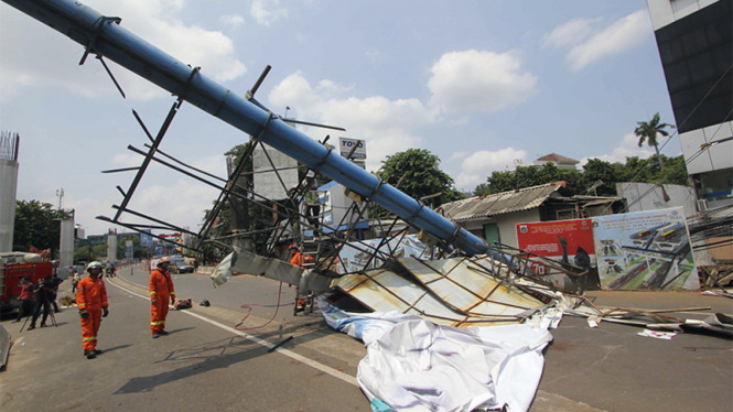Papan reklame roboh di Tendean, Jakarta.