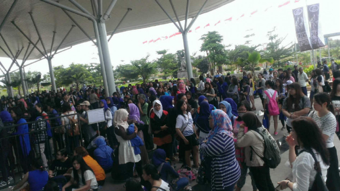 Suasana pengunjung yang mengantri tiket
