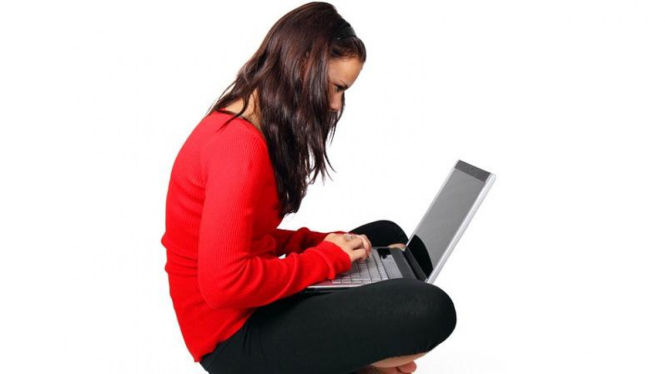 Wanita mengakses internet.