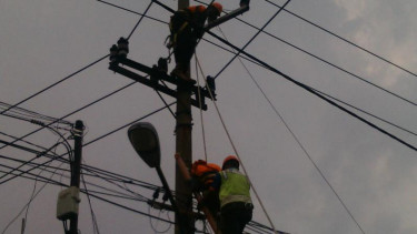 Ayan Kambuh, Petugas PLN Menggantung di Pucuk Tiang Listrik