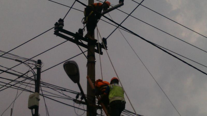 Ayan Kambuh, Petugas PLN Menggantung di Pucuk Tiang Listrik