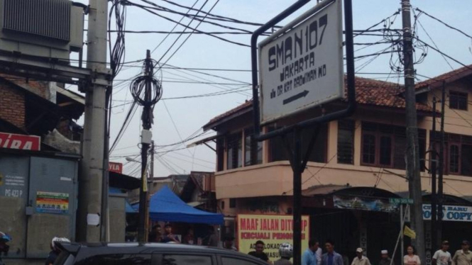 Aksi blokade jalan di Kawasan Industri Pulogadung