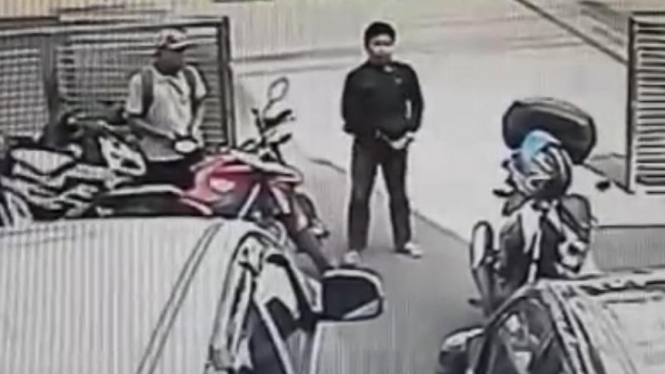Maling motor terekam kamera CCTV di Mampang, Jakarta Selatan.
