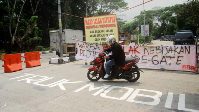 Warga Blokir Pintu Kawasan Industri Pulogadung