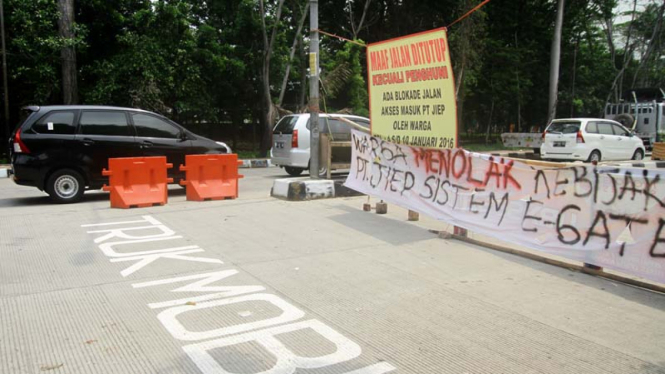 Warga Blokir Pintu Kawasan Industri Pulogadung