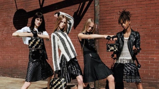 Jaden Smith (kanan) saat mengampanyekan koleksi busana wanita Louis Vuitton