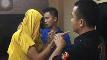 Tersangka pembobol apartemen (kaos kuning)