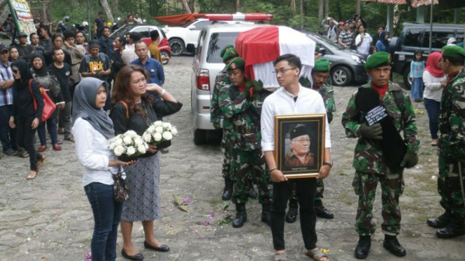 Jasad Seniman Patung Edhi Soenarso Dimakamkan secara Militer