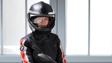 Helm BMW berteknologi HUD.