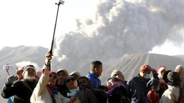 Ilustrasi wisatawan yang mengunjungi Gunung Bromo
