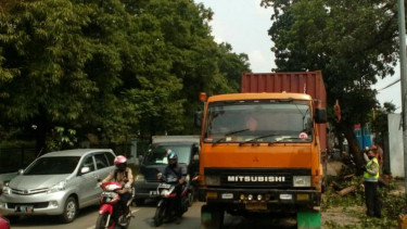 Truk Kontainer Tersangkut Pohon