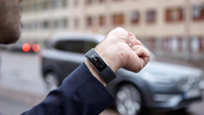 Smartband yang bisa dipakai untuk memberi perintah pada mobil.