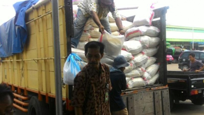 Operasi Pasar Perum Bulog di Pasar Induk Cipinang, Jakarta Timur, belum lama ini.
