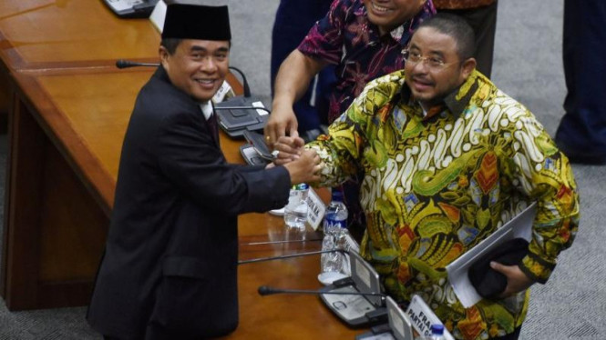 Ade Komarudin (kiri).