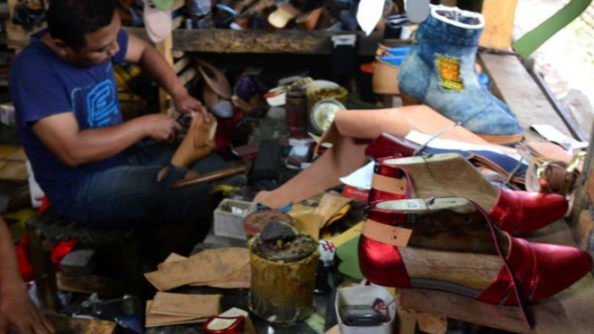 Perajin sepatu dan sandal di Malang, Jawa Timur