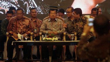 Wapres Jusuf Kalla (tengahi) bersama Menko Perekonomian Darmin Nasution (kiri), Kepala BKPM Franky Sibarani (kanan)