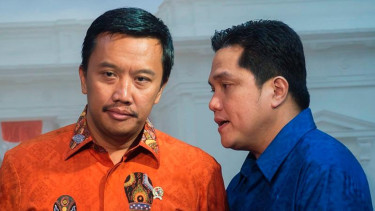 Menteri Pemuda dan Olahraga, Imam Nahrawi, dan Erick Thohir (kanan)