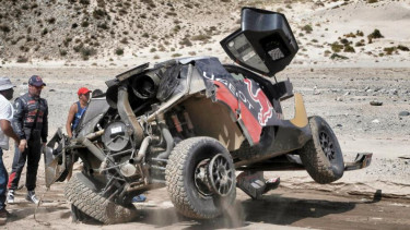 Sebastien Loeb melihat mobilnya yang mengalami kerusakan berat.