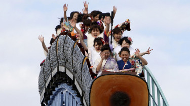 Ilustrasi roller coaster.