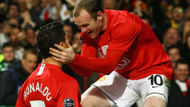 Cristiano Ronaldo (kiri) saat masih membela Manchester United