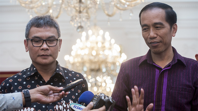 Presiden Joko Widodo (kanan) dan Juru Bicara Kepresidenan Johan Budi (kiri).