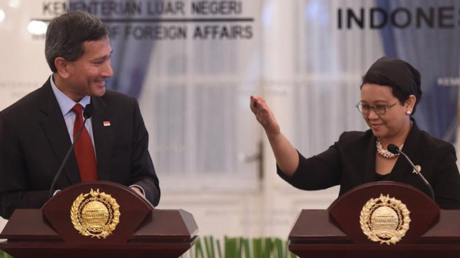 Menlu Retno Marsudi (kanan) bersama Menlu Singapura Vivian Balakrishnan