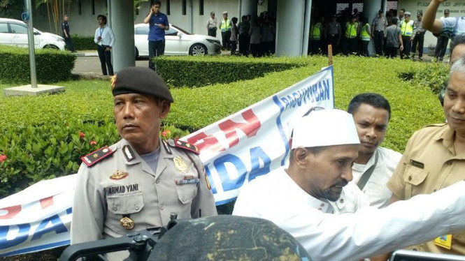 Unjuk Rasa Menentang Kehadiran Bupati Purwakarta di Depok