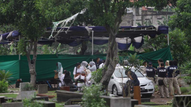 Polisi Bongkar Makam Allya Siska Nadya