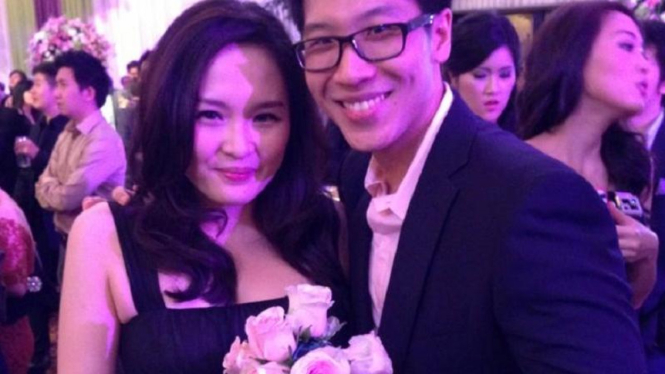 Mirna semasa hidup bersama suaminya.
