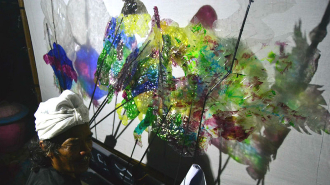 Jumali dan wayang plastiknya.