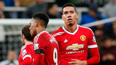 Pemain Manchester United, Chris Smalling (kanan).