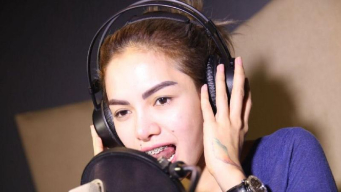 Nikita Mirzani operasi plastik hidung
