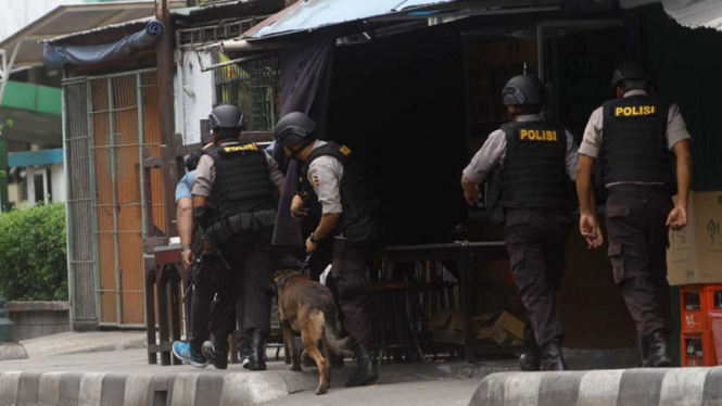 Polisi menyisir lokasi ledakan bom Sarinah