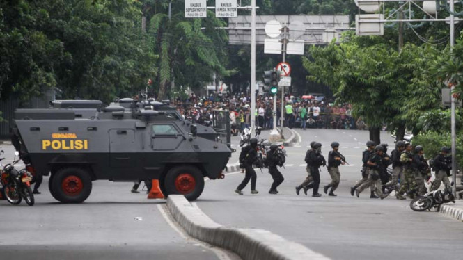 Polisi menyisir lokasi ledakan bom Sarinah