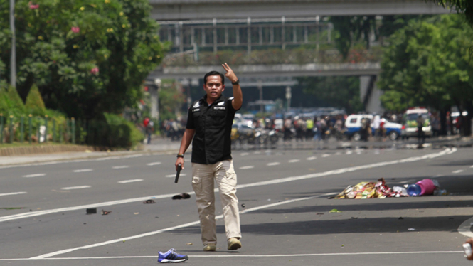 Baku tembak polisi versus pelaku peledakan bom Sarinah