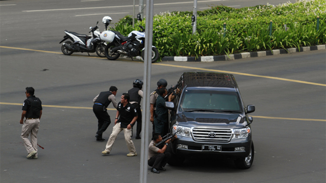Polisi terlibat baku tembak dengan pelaku peledakan bom di kawasan Sarinah, Jalan MH Thamrin, Jakarta, Kamis (14/1/2016).