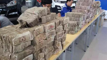 Tumpukan uang receh yang digunakan untuk membeli mobil.