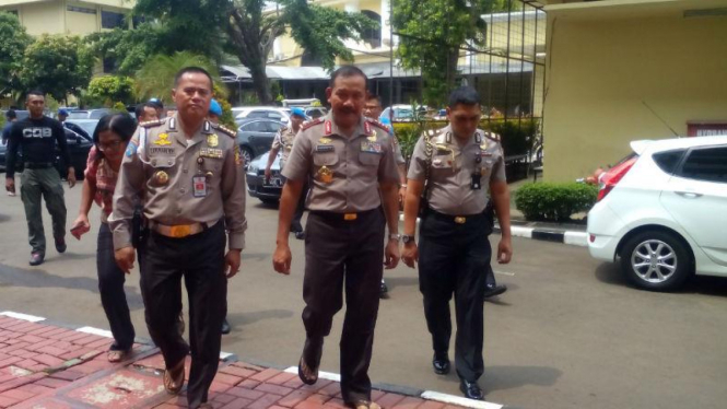 Kapolri Jenderal Badrodin Haiti (tengah)
