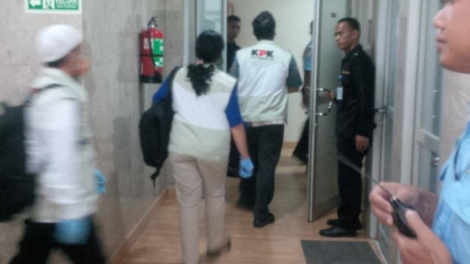 KPK geledah ruang kerja anggota DPR, Jumat 15 Januari 2016