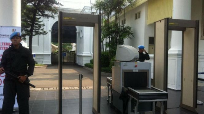 Paspampres bersenjata di Istana Negara