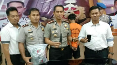 Polisi memperlihatkan barang bukti